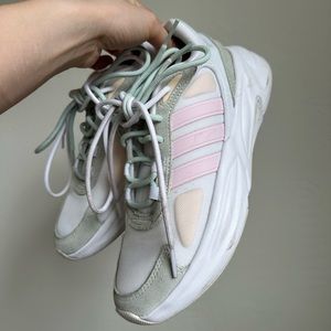 Adidas Ozelle shoes women’s size 7.5 in cloud white / almost pink / bliss orange